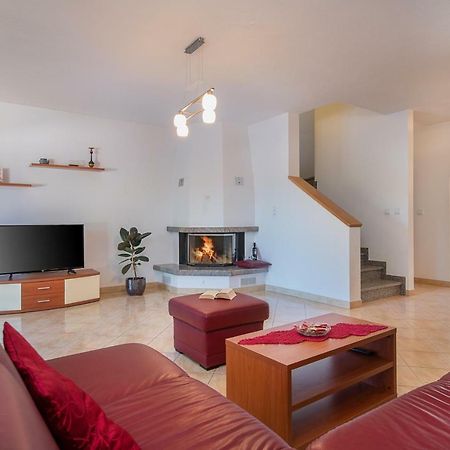 Ferienhaus Mary Ližnjan Eksteriør billede